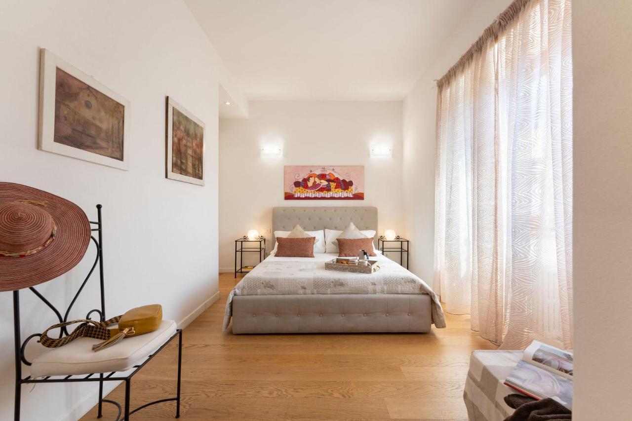 Santa Maria Novella - Flo Apartments ฟลอเรนซ์ ภายนอก รูปภาพ